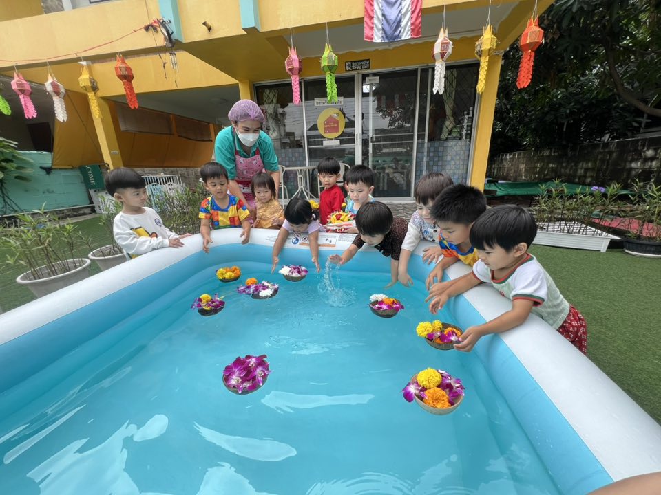 children at loy krathong