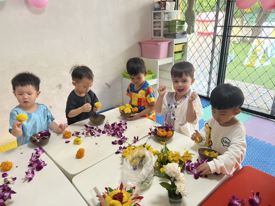 kids at loy krathong