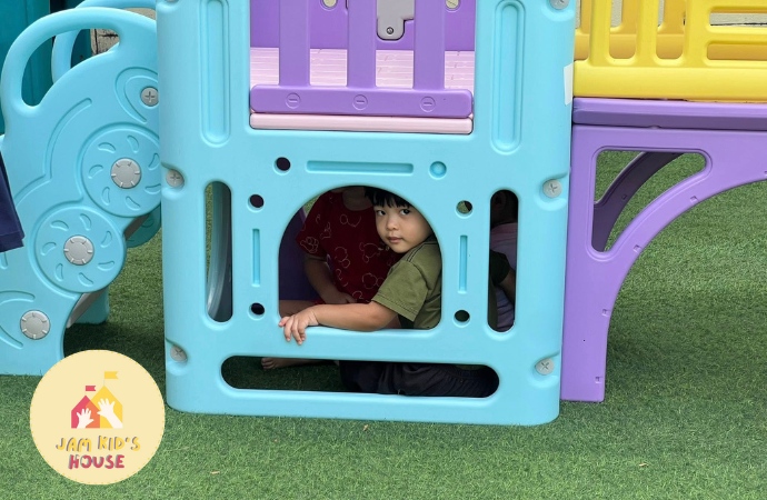 เด็กๆ กำลังเล่นซ่อนหาและเล่นสนุกอยู่ข้างนอก